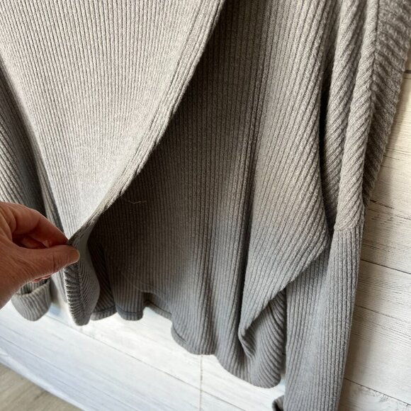 Lucky Brand Sweater SZ Medium Gray Tulip Hem Ribbed Asymmetrical Open Back Fall - Picture 10 of 12